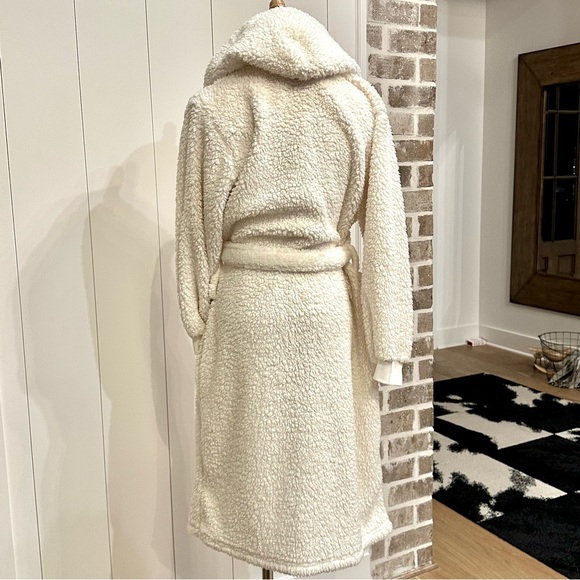 POTTERY BARN Luxury Coziest Sherpa Hooded Robe, Ivory — M — NWOT (online order) - Picture 8 of 10